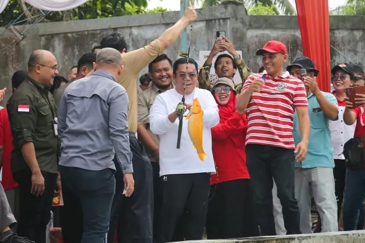 Wali Kota berhasil strike di acara lomba pancing sambut HUT RI ( Realitasonline.id/RH)