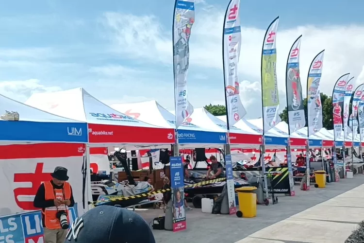 Paddock event Aquabike Jetski berada di Lapangan Sisingamangaraja XII Balige, Kabupaten Toba. Direktur Operasi IAS Danny bersama Ketua Tim Pelaksana Aquabike dan F1 Powerboat 2025 Roni Marlina Siringoringo memberikan keterangan resmi soal penyelenggaraan event Aquabike, Kamis (14/8/2025).