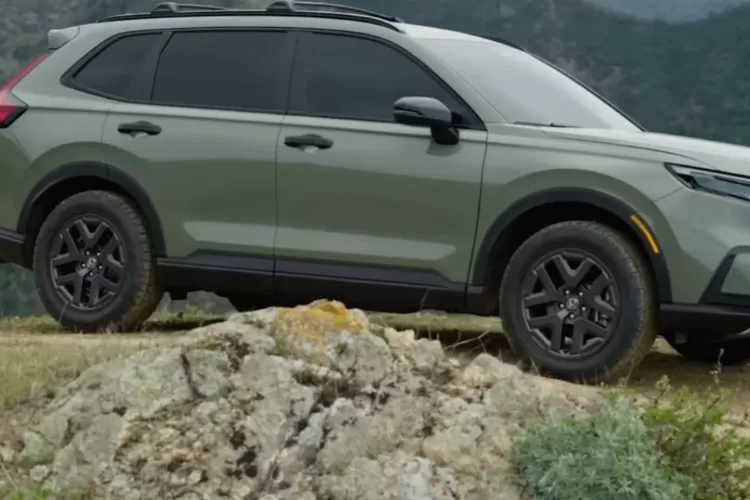 Seiring peluncuran Honda CR-V 2026, Toyota menghadapi tekanan yang cukup serius. (Tangkapan Layar YouTube CarLandTV)