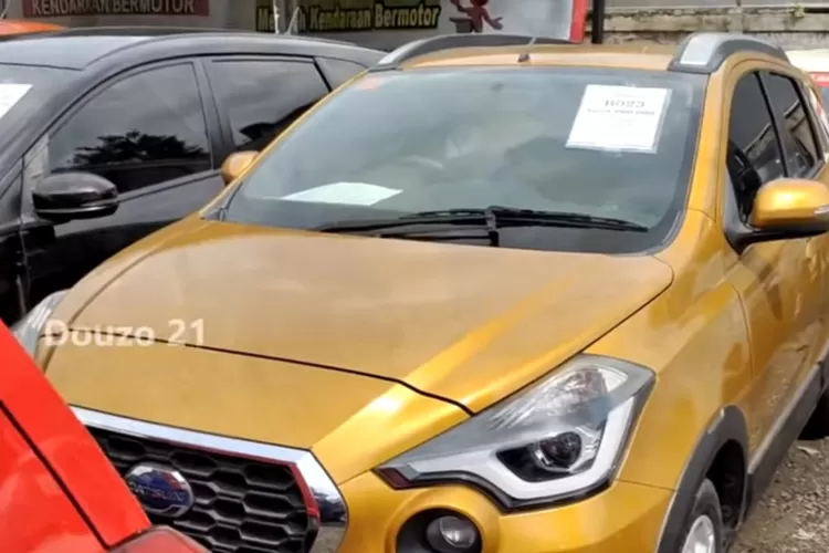 Gudang rahasia mobil tarikan leasing dan ex BUMN adalah tempat yang biasanya menyimpan kendaraan yang diambil kembali oleh pihak leasing karena pemilik sebelumnya gagal melunasi cicilan (Tangkapan Layar YouTube Douzo 21)
