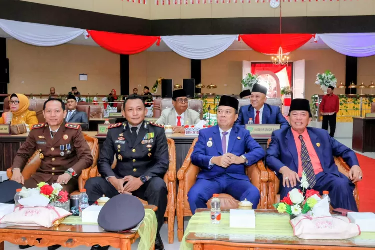 Wakil Bupati Tapsel Jafar Syahbuddin Ritonga menghadiri rapat paripurna istimewa DPRD Kabupaten Tapsel dalam rangka mendengarkan pidato kenegaraan Presiden Republik Indonesia Prabowo Subianto, di Gedung DPRD Tapsel di Sipirok, Jumat (15/8/2025). (Realitasonline.id - RI)