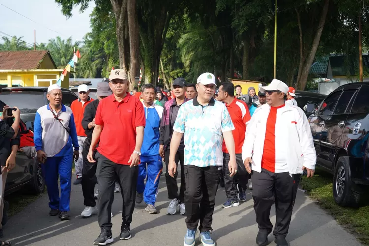 Sambut HUT ke-80 Kemerdekaan RI, Kakanwil Kemenag Sumut H.Ahmad Qosbi bersama ribuan umat ikuti jalan sehat kerukunan di Kabupaten Langkat, Sabtu (16/8/2025).