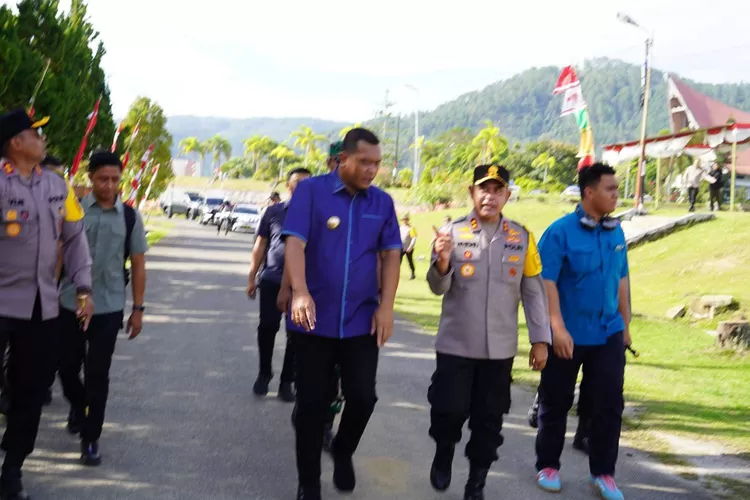 Kapolda dan Bupati Toba menuju Venue F1H2O Lapangan Sisingamangaraja XII Balige untuk meninjau kondisi lapangan dan sembari menyaksikan adu balap Aquabike World Championship