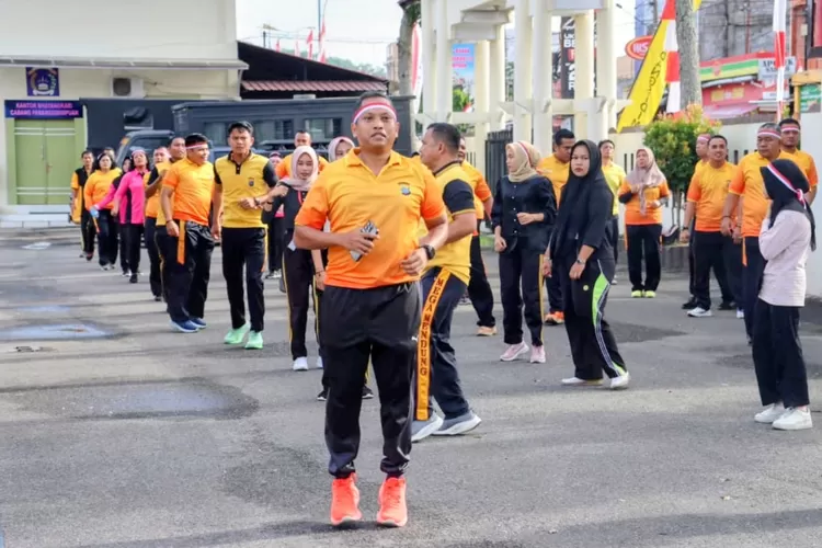 Kapolres Padangsidimpuan AKBP Dr. Wira Prayatna, mengikuti kegiatan olahraga bersama dan berbagai perlombaan internal dalam rangka memeriahkan HUT Kemerdekaan Republik Indonesia ke-80 di lapangan apel Polres Padangsidimpuan, Sabtu (16/8/2025). (Foto : Realitasonline / Riswandy)