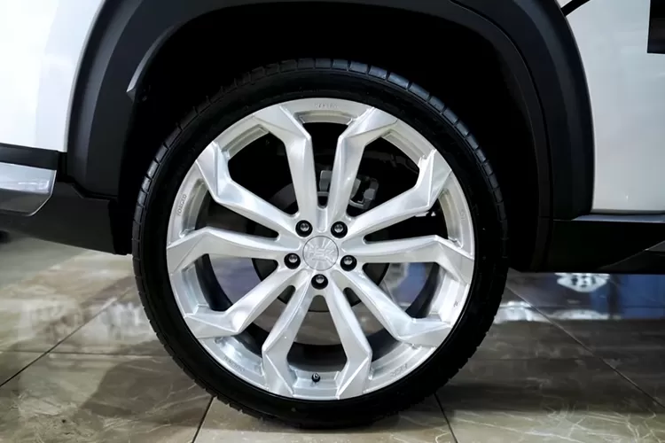Modifikasi velg dan ban pada Mitsubishi Destinator dari ring 17 hingga ring 22 umumnya dilakukan untuk menyesuaikan gaya, kenyamanan, dan performa mobil sesuai kebutuhan pemilik. (Tangkapan Layar YouTube HSR WHEEL)