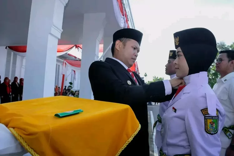 Acara pengukuhan berlangsung khidmat di Halaman Kantor Bupati Sergai, Jumat (15/8/2025) sore.