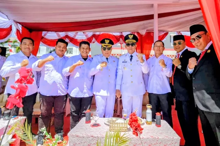 Jajaran pengurus KONI Kabupaten Tapsel, foto bersama Bupati Tapsel H. Gus Irawan Pasaribu bersama Wakil Bupati Jafar Syahbuddin Ritonga usai menghadiri upacara detik-detik Proklamasi Kemerdekaan Republik Indonesia ke-80 yang digelar di lapangan parade Komplek Kantor Bupati Tapsel, di Sipirok, Minggu