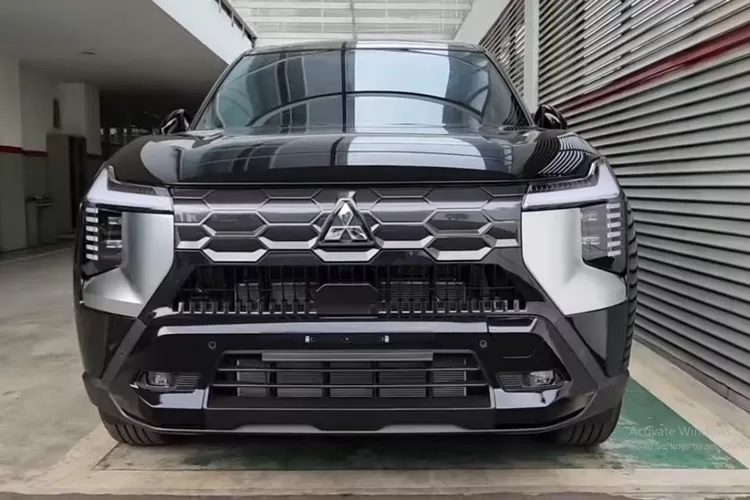 Mitsubishi Destinator Exceed 2025 dengan harga sekitar Rp405 jutaan hadir sebagai SUV terbaru yang langsung menarik perhatian karena kombinasi antara desain modern (Tangkapan Layar YouTube Brodimotive)