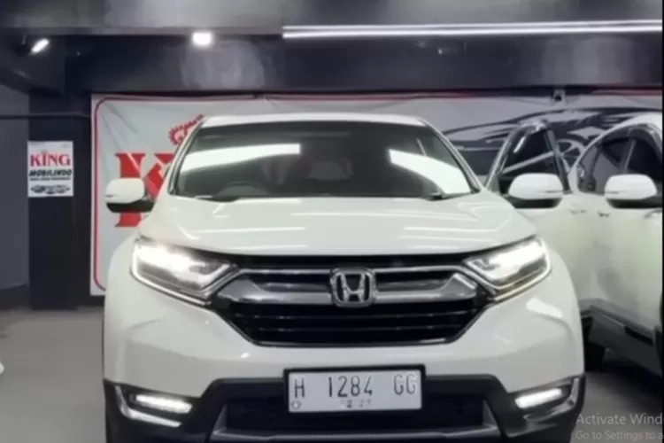 Honda CRV Prestige 1.5 Turbo tahun 2018 adalah varian tertinggi dari generasi kelima CRV yang hadir dengan mesin turbo 1.5 liter bertenaga namun tetap efisien. (Tangkapan Layar YouTube  Raja Mobil)