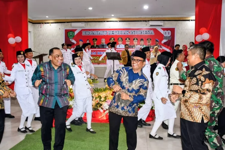 Wali Kota Letnan Dalimunthe, Wakil Wali Kota Harry Pahlevi nyanyi bersama anggota Paskibra pada penutupan rangkaian HUT RI ke 80, di Gedung Nasional H. Adam Malik, Kota Padangsidimpuan, Minggu (17/8/2025) malam. (Foto : Realitasonline / Riswandy)
