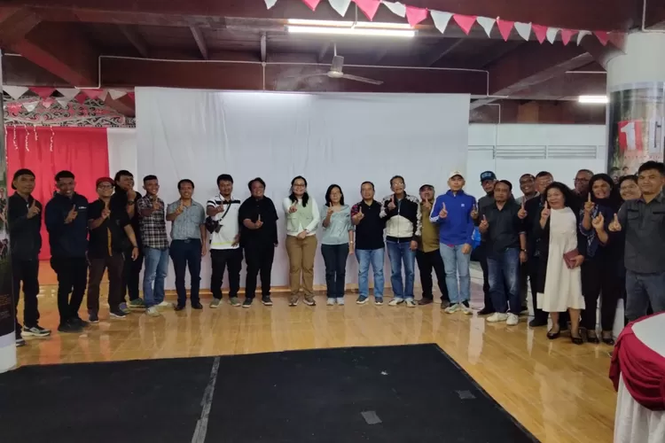 Ketua Dekranasda Taput Ny Neny Angelina JTP Hutabarat Boru Purba, sutradara Dedy Siregar pimpinan OPD, ketua barisan muda Piter Sinaga diabadikan usai penayangan film 1CM. (Realitasonline.id - AS)