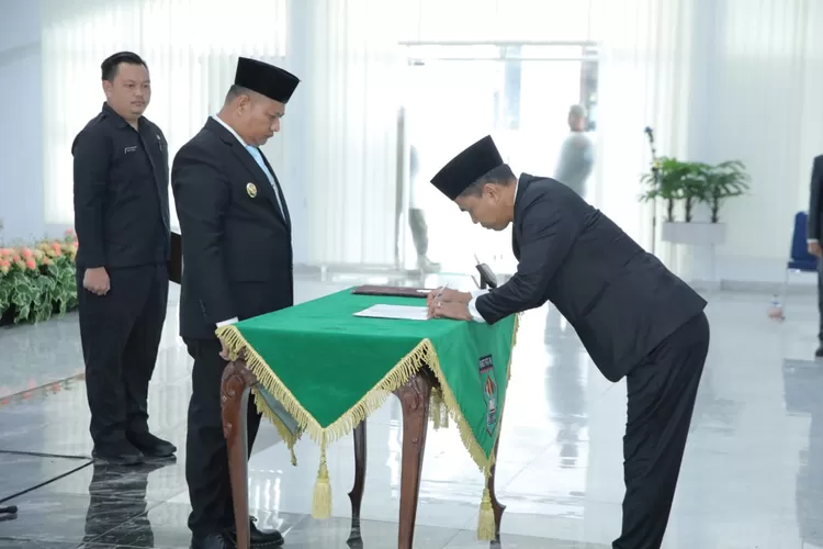 Wakil Bupati Asahan Rianto saat menyaksikan penandatanganan pelantikan kepala pelaksana BPBD yang baru (Ist)