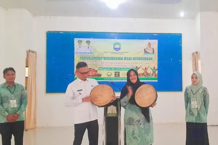 Wabup Abdya, Zaman Akli SSos MM (kiri) saat membuka FGD kebudayaan dengan menabuh Rapai didampingi Kepala Disdikbud Abdya Gusvizarni yang diselenggarakan Dinas Pendidikan dan Kebudayaan Abdya, Rabu (20/8/2025).