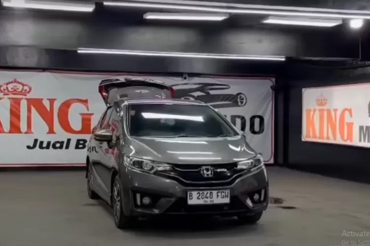 Honda Jazz RS 1.5 Matic tahun 2015 dengan jarak tempuh 70 ribu kilometer biasanya jadi incaran karena punya reputasi sebagai hatchback yang sporty, irit, dan nyaman untuk dipakai harian. (Tangkapan Layar YouTube  Raja Mobil)