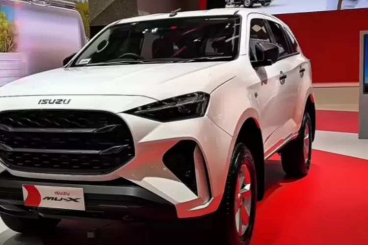 Isuzu MU-X tahun 2025 menghadirkan penyegaran visual yang cukup mencolok. (Tangkapan Layar YouTube AutonetMagz)