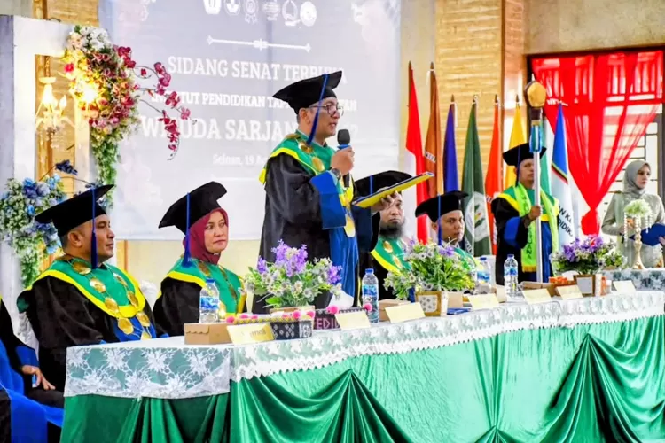 Rektor IPTS, Dr. H. Zulfadli, M.Pd, beri sambutan di acara wisuda ke-52 IPTS Padangsidimpuan di aula kampus IPTS, Jalan St. Mhd. Arif Padangsidimpuan, Selasa (19/8/2025).(Foto : Realitasomline / Riswandy)