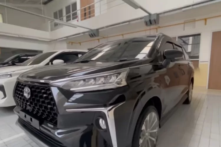 Toyota Veloz 2025 menawarkan kombinasi kenyamanan, kepraktisan, dan value-for-money yang sulit ditandingi mobil listrik di segmen MPV dalam kisaran harga yang sama. (Tangkapan Layar YouTube Harief Fadilla)
