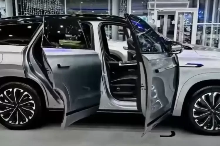 Strategi mobil asal Tiongkok yang sekarang mulai berani masuk ke segmen yang sebelumnya dikuasai SUV Jepang seperti Pajero Sport dan Fortuner. (Tangkapan Layar YouTube AUTO DP)
