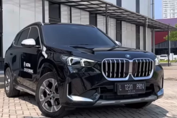BMW X1 bisa laris karena mobil ini menawarkan kombinasi antara prestise merek premium dengan harga yang masih relatif terjangkau dibandingkan lini BMW lainnya. (Tangkapan Layar YouTube AutonetMagz)