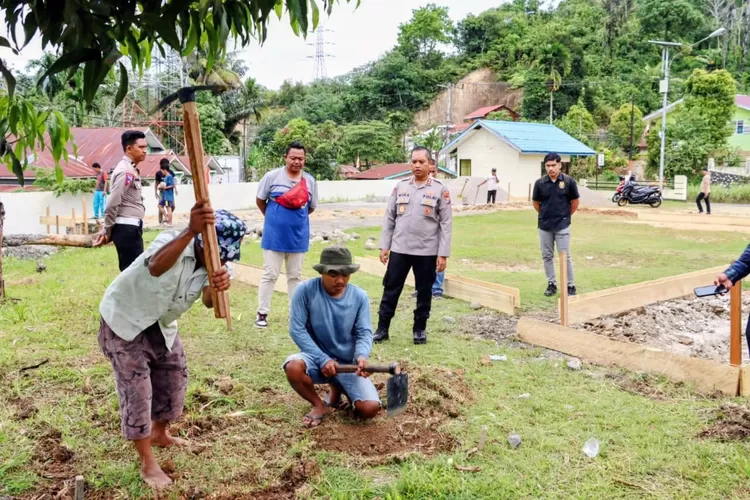Kapolres Padangsidimpuan, AKBP Dr. Wira Prayatna, melakukan pengecekan pembangunan SPPG di Pos Subsektor Padangsidimpuan Selatan, Sidangkal, Kecamatan Padangsidimpuan Selatan, Kota Padangsidimpuan, Rabu (20/8/2025).(Foto : Realitasonline / Riswandy)