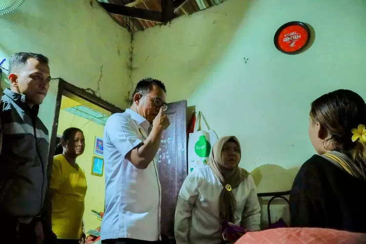 Wakil Walikota Medan Zakiyuddin Harahap saat datangi rumah korban kekerasan dan pelecehan sexual di jalan Menteng, bantu bawa ke rumah sakit, Rabu (20/8/2025) malam
