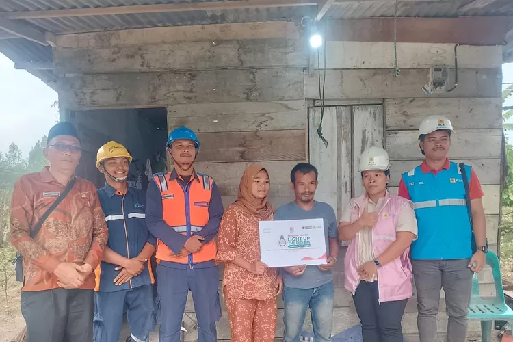 Kolaborasi Penyuluh Agama dan PLN hadirkan cahaya di rumah Ranju Samosir.