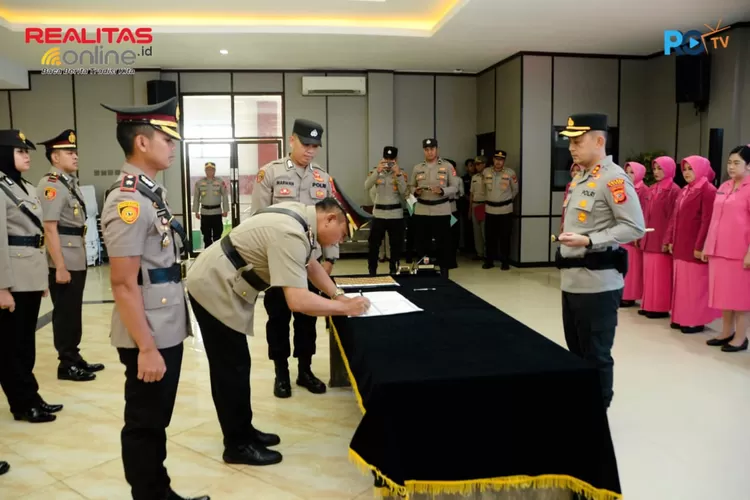 Dalam prosesi tersebut, jabatan Kapolsek Citeureup resmi diserahterimakan dari Kompol Ari Nugroho, S.I.K., M.Si. 