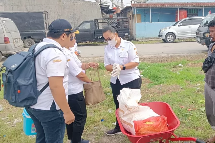 Tim dari BPOM, Dinkes dan Koperindagkop Tapanuli Utara saat menghentikan serta menguji sample mie kuning yang diduga mengandung zat formalin. (Realitasonline.id - ist)