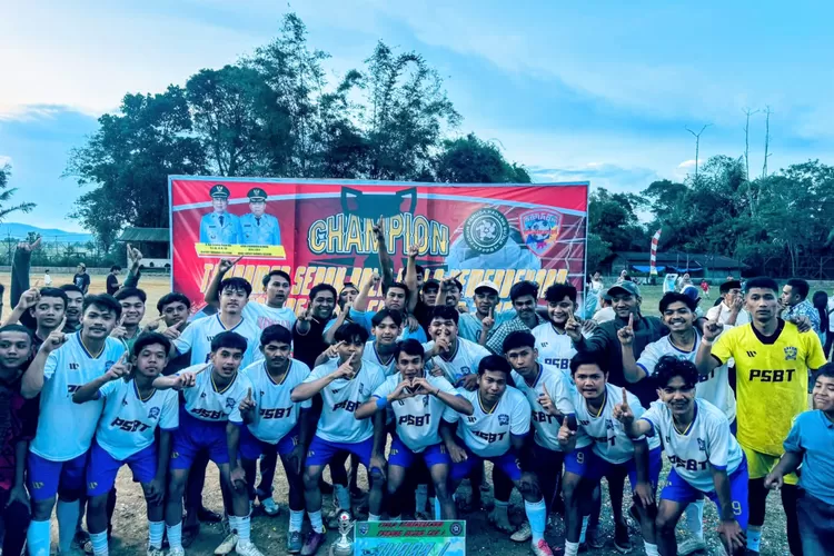 Kesebelasan PSBT Pasar Sipirok berhasil menjuarai Padang Bujur Cup 2025 setelah menang adu finalti 5-4 melawan Parausorat FC, pada Turnamen Sepakbola Padang Bujur Cup 2025, di Lapangan Desa Padang Bujur, Sipirok, Sabtu (23/8/2025). (Foto : Realitasonline / Riswandy)