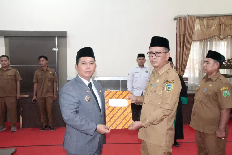Bupati Putra Mahkota Alam SE, serahkan SK sekretaris BKPSDM Padanglawas kepada Kholil Siregar, SE, Senin (25/8/2025) di Aula Kantor Bupati Sigala-gala. (Realitasonline.id - SS)