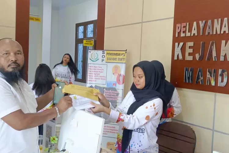 M.Yakub Lubis, Ketua DPD LSM Tamperak Madina saat menyerahkan surat lapuran pengaduan di kejaksaan negeri Madina terkait dugaan pelanggaran kades kampung baru Kecamatan lingga bayu, senin (25/08/2025).