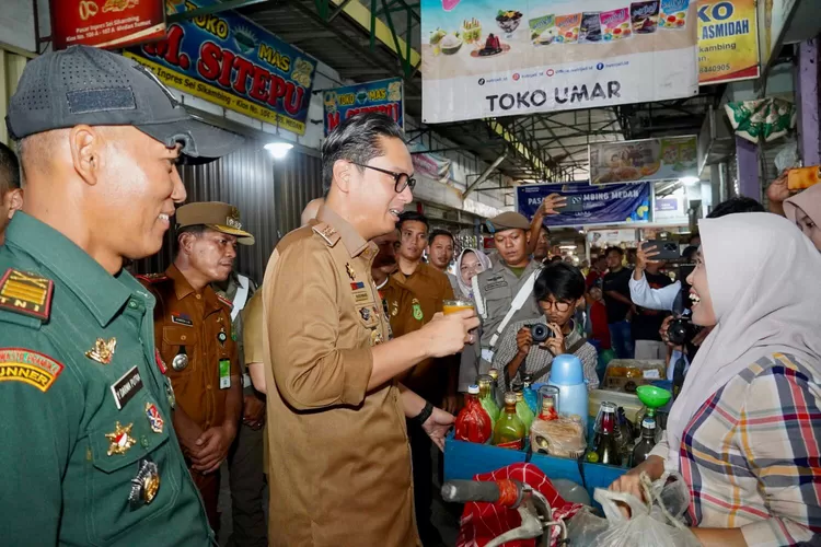 Sambil meninjau Pasar Sei Sikambing, Senin (25/8/2025), Rico Waas nikmati segelas jamu Sukini.
