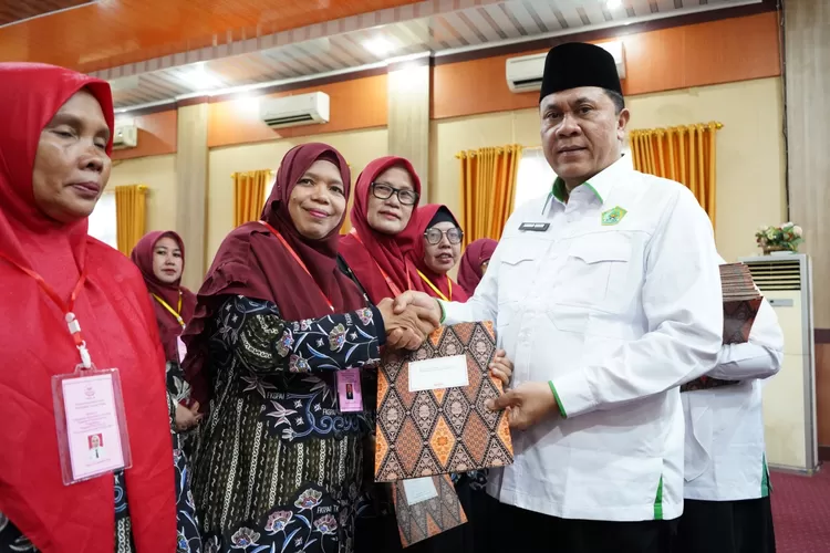 Kakanwil Kemenag Sumut H.Ahmad Qosbi kukuhkan pengurus FKGPAI-TK, Senin (25/8/2025), dorong peningkatan kualitas pendidikan usia dini.