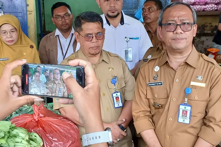 Plt Sekdako Rahmat Marzuki tinjau harga sembako di pasar sangkumpal Bonang dan Pajak Batu