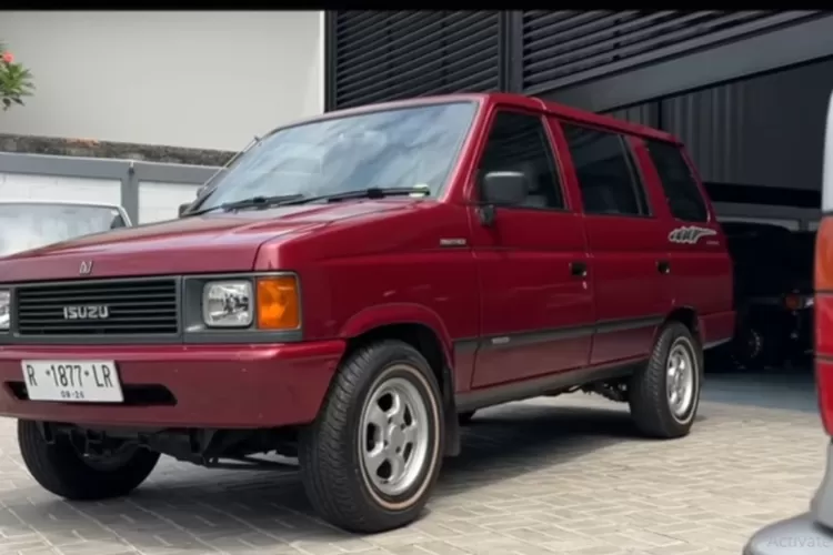 Isuzu Panther generasi pertama hadir di Indonesia pada awal 1990-an dan langsung mendapat tempat di hati masyarakat karena reputasinya sebagai mobil keluarga yang sangat irit dan bandel. (Tangkapan Layar YouTube Motomobi)