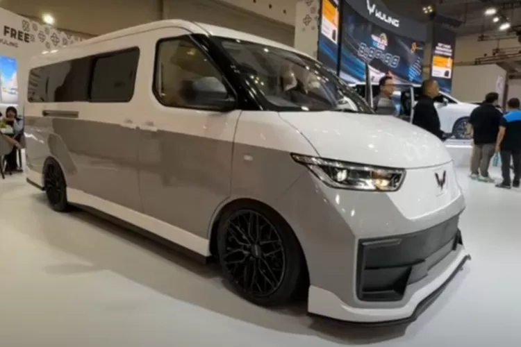 Wuling EV Van adalah salah satu kejutan terbaru dari Wuling karena bentuknya benar benar berbeda dari mobil listrik Wuling yang sudah lebih dulu dikenal seperti Air ev yang kecil dan mungil. (Tangkapan Layar YouTube Ridwan Hanif)