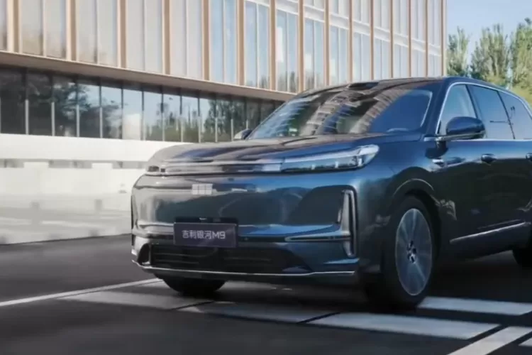 M9 secara resmi diperkenalkan pada pertengahan 2025 dan telah memulai prapenjualan secara global sejak Agustus. (Tangkapan Layar YouTube DPCcars)