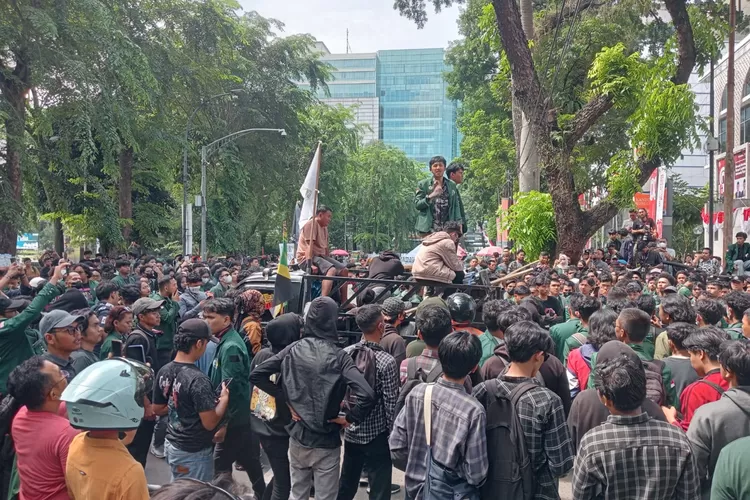 Ratusan mahasiswa beberapa universitas di Kota Medan geruduk kantor DPRD Sumut, mereka menyampaikan berbagai tuntutan terkait berbagi isu nasional dan daerah Selasa (26/8/2025). (Realitasonline.id/AH)