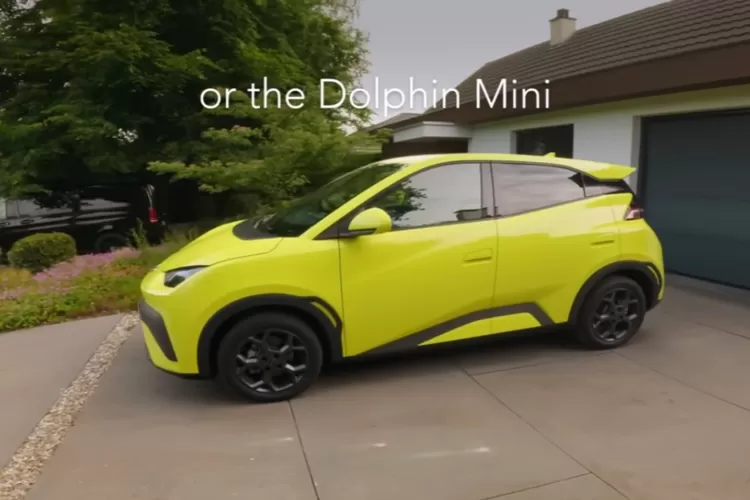 BYD Dolphin Surf merupakan varian dari Dolphin yang tampil lebih sporty dan energik dibandingkan versi standar. (Tangkapan Layar YouTube Johnny POV)