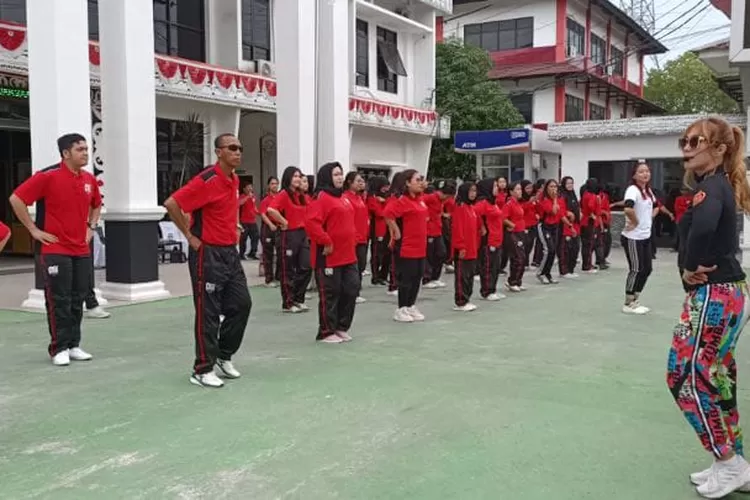 Kajari Irfan Hergianto bersama jajarannya giat olahraga bersama (Realitasonline.id - RH)