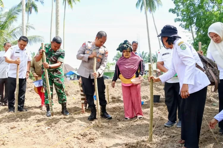 Kapolres Padangsidimpuan AKBP Dr. Wira Prayatna, Wali Kota Padangsidimpuan diwakili Asisten II Pemko Padangsidimpuan Rahuddin Harahap lakukan tanam perdana jagung di Desa Huta Koje, Kecamatan Padangsidimpuan Tenggara, Kota Padangsidimpuan, Rabu (27/8/2025).(Foto : Realitasonline / Riswandy)