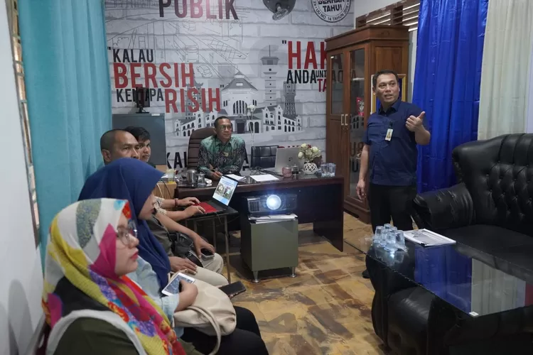 Kadis Kominfo Kota Medan Arrahman Pane ikuti monev di Komisi Informasi Sumut, Selasa (26/8/2025).