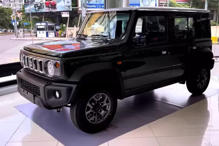 Suzuki Jimny 2025 hadir sebagai jawaban bagi pecinta SUV kompak yang menginginkan kombinasi antara ketangguhan khas Jimny dan kenyamanan modern. (Tangkapan Layar YouTube  AutoPlus TV)