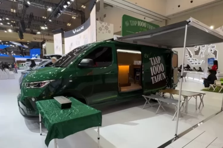 Wuling EV Van adalah kendaraan listrik berbentuk van yang tampil jauh lebih besar dibandingkan mobil listrik mungil Wuling Air ev yang sudah lebih dulu populer. (Tangkapan Layar YouTube  Ridwan Hanif)