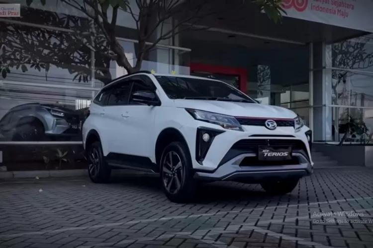 Mobil ini hadir dengan visual yang tegas dan sporty. Pada bagian depan terdapat lampu utama LED dengan DRL vertikal yang mencolok, grille besar beraksen krom, serta bumper yang lebih berotot dan agresif. (Tangkapan Layar YouTube Kacamata Andi Pras)