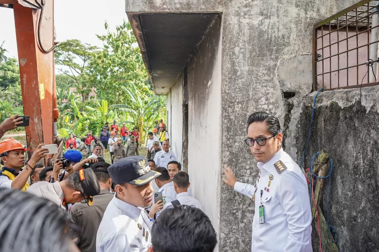 Walikota Rico Waas pimpin pembongkaran rumah kosong yang dijadikan sarang Narkoba di Medan Selayang, Rabu (27/8/2025).