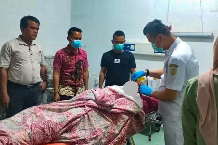 Seorang janda korban pembunuhan oleh SP, yang diduga kekasihnya, di RSUD Sibuhuan, Kamis (28/8/2025). (Realitasonline.id - Dok)