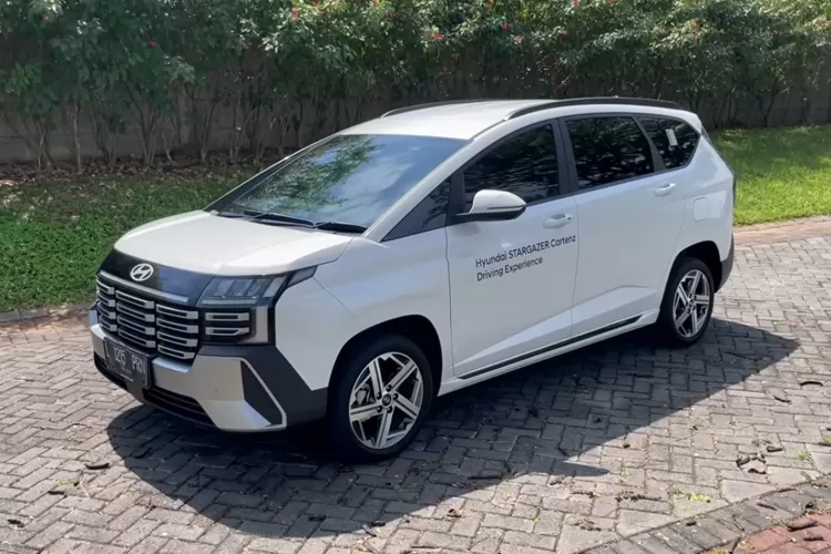 Hyundai Stargazer Prime Cartenz bisa dibilang berbeda dibandingkan mayoritas LMPV yang biasanya terasa sederhana dan fungsional. (Tangkapan Layar YouTube Jason Nathaniel)