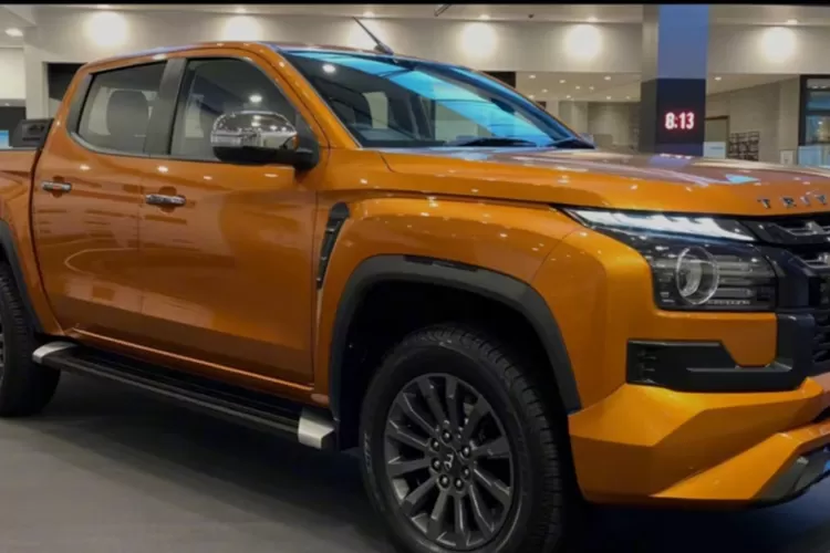 Mitsubishi Triton Extra Plus 2026 hadir sebagai pickup modern yang dirancang untuk mendominasi segala medan dengan kombinasi tenaga, ketangguhan, dan kenyamanan yang semakin ditingkatkan. (Tangkapan Layar YouTube ReMaxi Car)