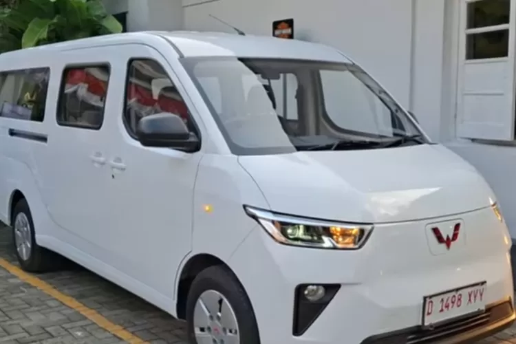 Wuling Mitra EV Minibus Premium Range merupakan salah satu varian dari lini kendaraan listrik komersial pertama buatan Wuling di Indonesia. (Tangkapan Layar YouTube William Surjana)